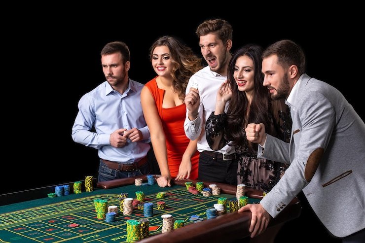 Dealer live casino berinteraksi secara langsung dengan pemain di platform streaming